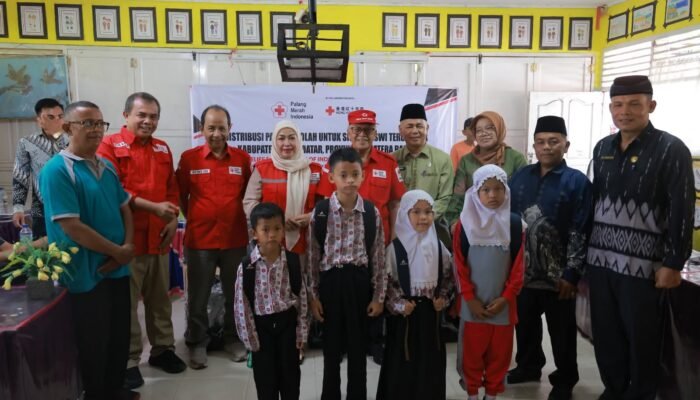Dapat Perhatian, 500 School Kit Untuk Siswa Terdampak Galodo Dari Hong Kong