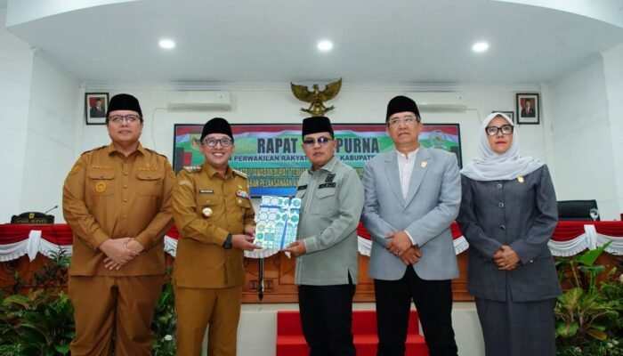 Bupati Eka Putra Tanggapi Pertanyaan Fraksi DPRD Kabupaten Tanah Datar
