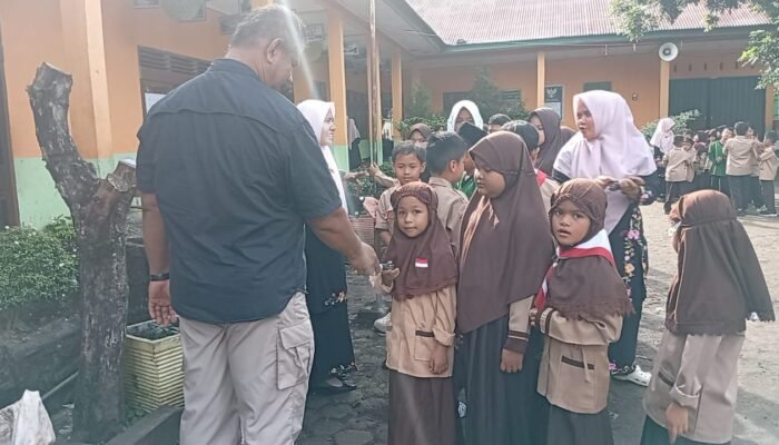 SD Negeri 04 Sikabu, Serahkan Hadiah Class Meeting Akhir Tahun 2025/2026