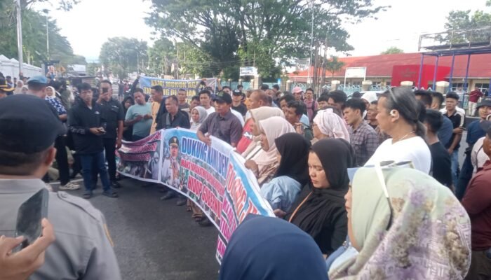 Emak-emak Datangi Kantor Gubernur, Tambang Ditutup, Anak Kami Makan Apa?