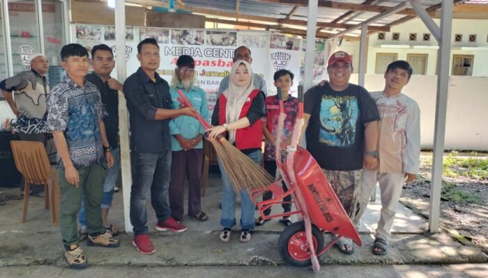 Aliansi Jurnalis Online Pasaman Barat Terima Bantuan Alat Kebersihan dari PMI