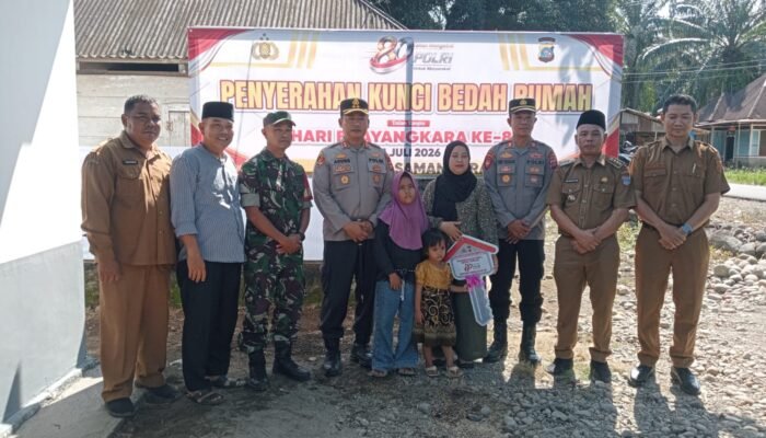 HUT Bhayangkara ke-80, Kapolres Pasbar Serahkan Kunci Rumah ke Nenek Kartini