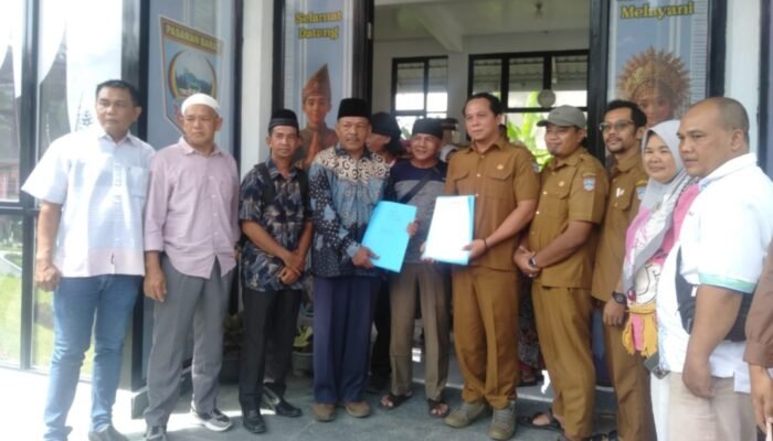Diantar Ratusan Pendukung, Yunasril Mendaftar Calon WN Lingkuang Aua Baru