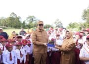 Wabup Tanah Datar Ahmad Fadly Inspeltur Upacara di SD Negeri 09 Panyalaian