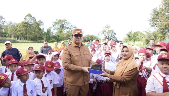Wabup Tanah Datar Ahmad Fadly Inspeltur Upacara di SD Negeri 09 Panyalaian