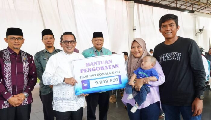 Bupati Tanah Datar Serahkan Secara Simbolis Bansos  Sebesar Rp245,3 juta