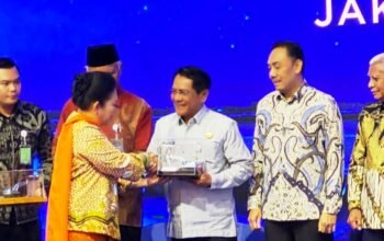 Bupati Padang Pariaman Terima Bantuan Excavator Pada Rakornas KKP di Jakarta