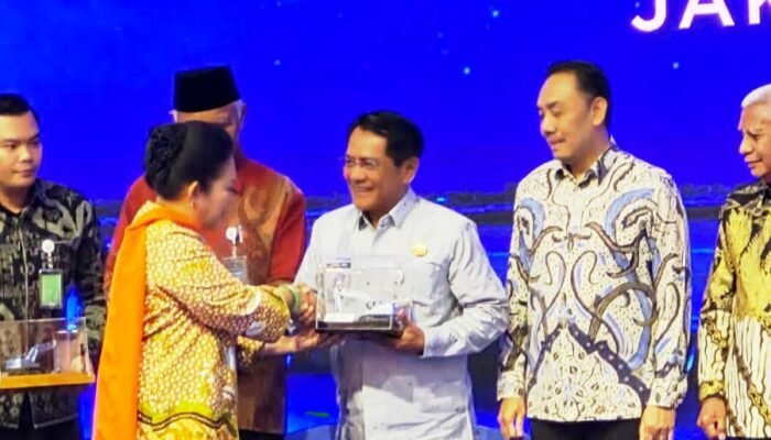 Bupati Padang Pariaman Terima Bantuan Excavator Pada Rakornas KKP di Jakarta