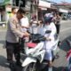 Semarak HUT RI ke-81, Polres Pasbar Bagikan Ribuan Bendera Merah Putih