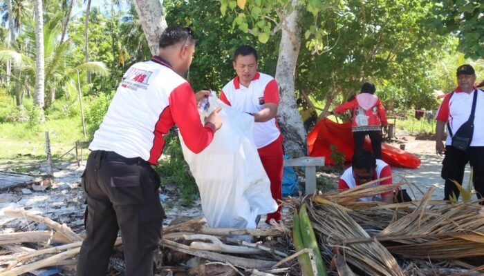 Sambut HUT RI ke-81, Polres Pasbar Bersih-bersih Pantai Wisata Pulau Pigago
