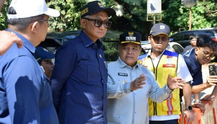 Didampingi Bupati, Menteri PU RI Tinjau Titik Bencana Agam, Segera Dipulihkan