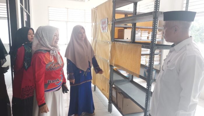 Kadis Dinas Arsip Dan Perpustaan Roza Linda, Mengajak, Kunjungi Depo Arsip