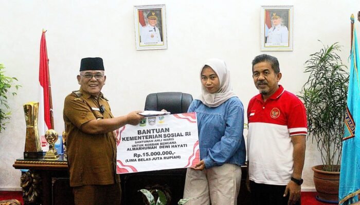 Bupati Pasbar Salurkan Santunan Kemensos Rp45 juta, 3 Waris Korban Bc
