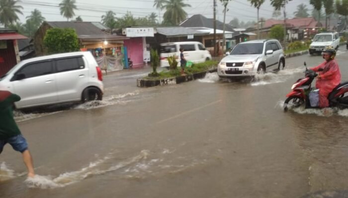 Hujan Lebat Guyur Lubuk Basung, Sejumlah Titik Jalan Terendam Genangan Air