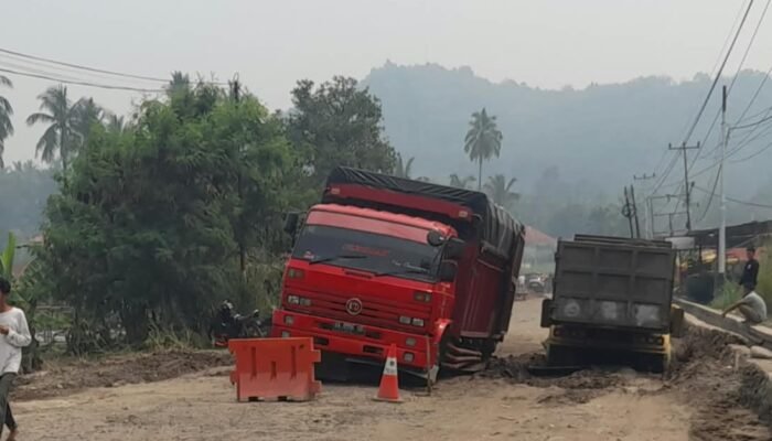 Truck Bawa Semen 25 Ton Terperangkap di Jalan Raya Ombilin-Batusangkar