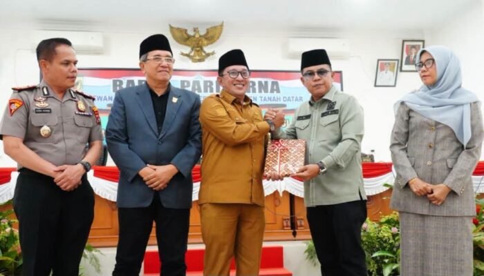 Fraksi DPRD Tanah Datar Sampaikan Pandangan Umum Pada Sidang Paripurna