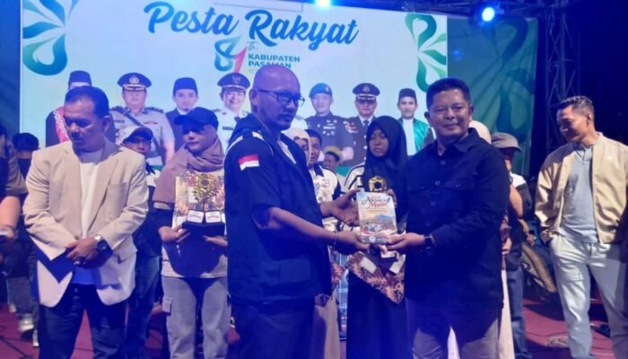 Bupati Pasaman Serahkan Penghargaan, Esai Pelajar Dibukukan dalam Antologi