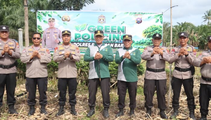 Kapolres Pasaman Barat Dukung Program “Green Policing” Lewat Penanaman Pohon